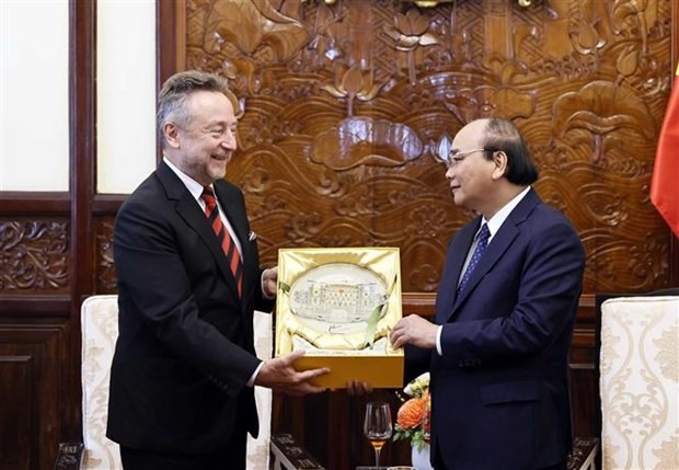 Chủ tịch nước Nguyễn Xuân Phúc tặng quà cho Đại sứ Cộng hòa Séc Vitezslav Grepl. Ảnh: TTXVN