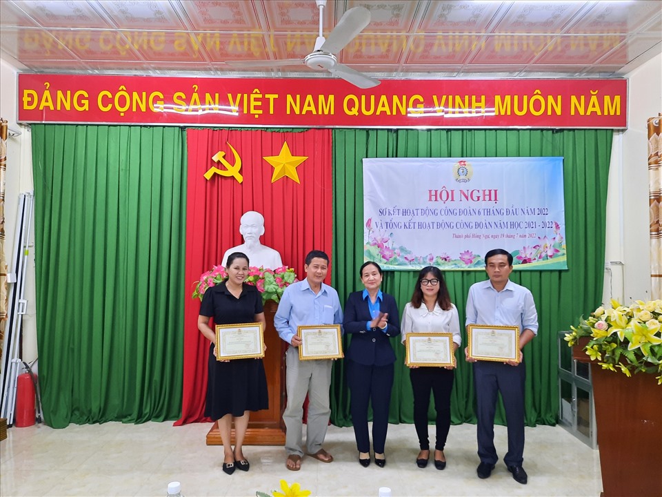 Phó Chủ tịch LĐLĐ tỉnh Đồng Tháp Nguyễn Thị Thu Ba trao Giấy khen cho các tập thể, cá nhân.