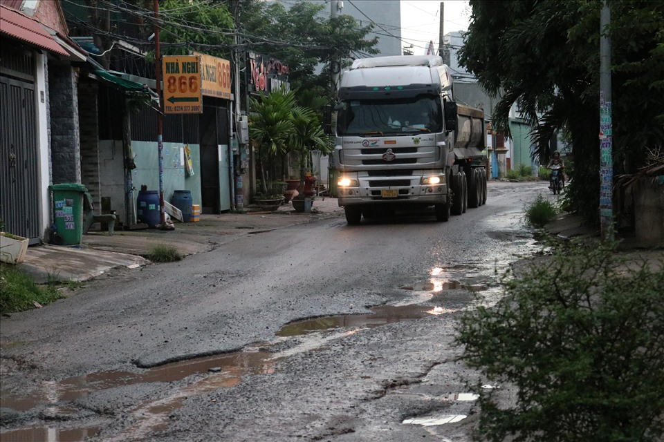 Các phương tiện cỡ lớn thường xuyên di chuyển qua làm cho đoạn đường bị hư hại nặng hơn. Ảnh: Việt Phong.