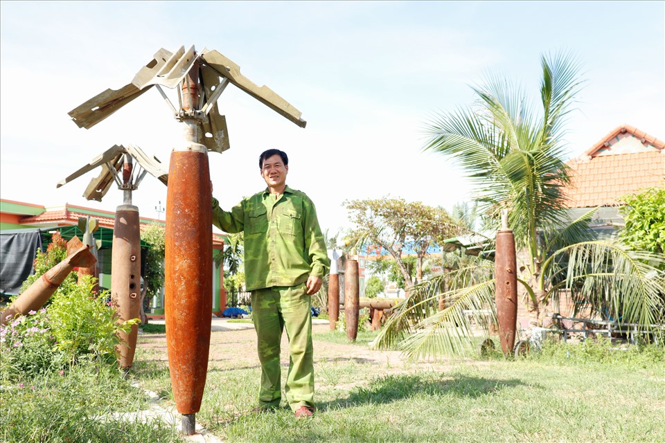 Người tạo nên khu vườn này chính là cựu chiến binh Trần Văn Quận (49 tuổi, trú tại thôn Quyết Tiến, xã Hàm Ninh, huyện Quảng Ninh, tỉnh Quảng Bình).