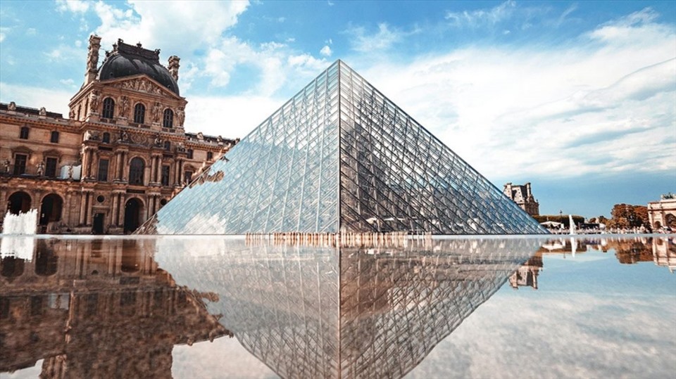 Kim tự tháp kính trước bảo tàng Louvre.