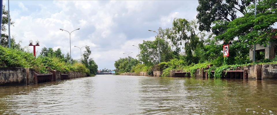 Công trình thi công bằng bê tông cốt thép, có hình chữ U với chiều dài 206m, chiều rộng âu thuyền là 14m.