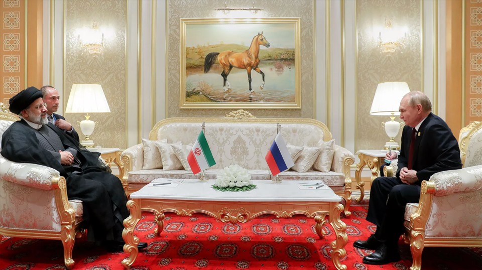Tổng thống Vladimir Putin (phải) gặp Tổng thống Iran Ebrahim Raisi (trái) bên lề hội nghị thượng đỉnh ở Turkmenistan, tháng 6.2022. Ảnh:  Văn phòng Tổng thống Iran