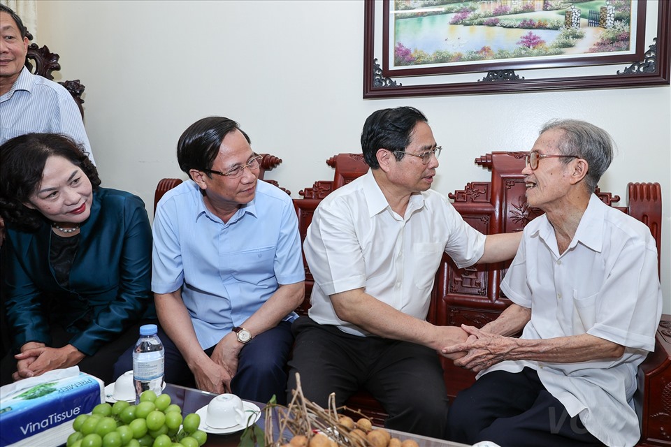Thủ tướng thăm gia đình liệt sĩ Lê Văn Dũng tại phường Minh Khai, thành phố Phủ Lý - Ảnh: VGP/Nhật Bắc