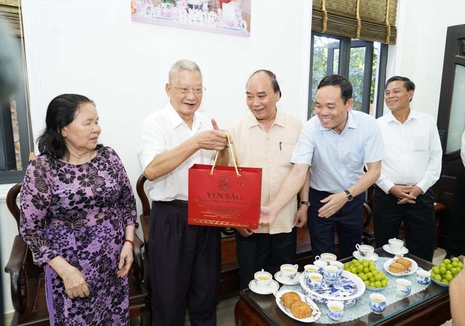 Chủ tịch nước Nguyễn Xuân Phúc thăm và tặng quà ông Nguyễn Văn Huấn (sinh năm 1941, là đảng viên 55 năm tuổi Đảng, hiện ở phường Thượng Lý, quận Hồng Bàng). Ảnh: Cổng TTĐT Hải Phòng