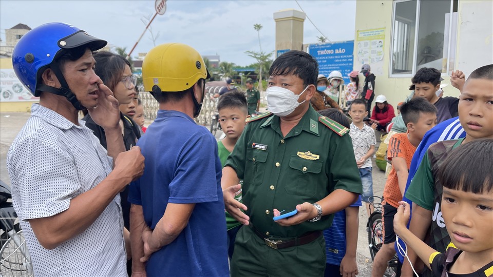 Người dân đến cảng Phan Thiết để ngóng tin tức các thuyền viên được BĐBP vận động ra về, không tụ tập vào chiều 19.7. Ảnh: DT