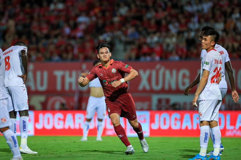 Bình Định chơi khởi sắc ở những phút đầu và có được bàn thắng rút ngắn tỉ số của Hồ Tấn Tài.