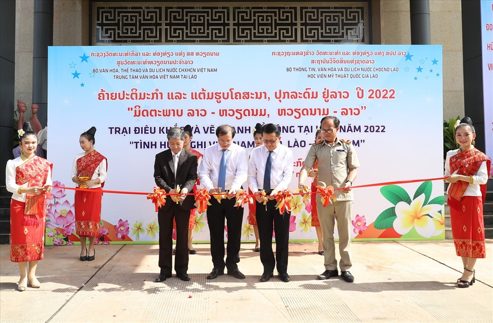 Hai Thứ trưởng Tạ Quang Đông, Thứ trưởng Văn Sỷ Kua Mua đã cắt băng khai mạc, đánh dấu một sự kiện ý nghĩa trong khuôn khổ các hoạt động của Tuần Văn hóa Việt Nam tại Lào.