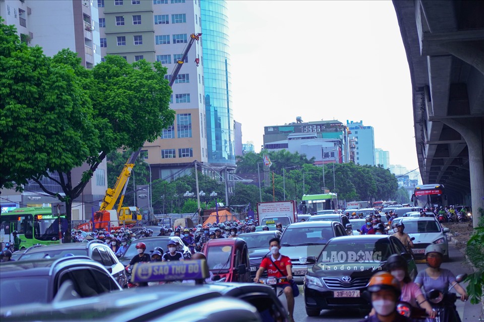 Hàng dài ôtô, xe máy ùn ứ ở ngã tư Lê Văn Lương - Khuất Duy Tiến.