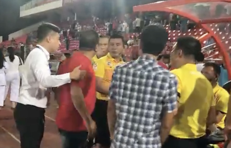 Người đàn ông áo đó có hành vi quá khích với trọng tài chính Hoàng Ngọc Hà sau trận đấu giữa câu lạc bộ Hải Phòng và Bình Định. Ảnh: CMH