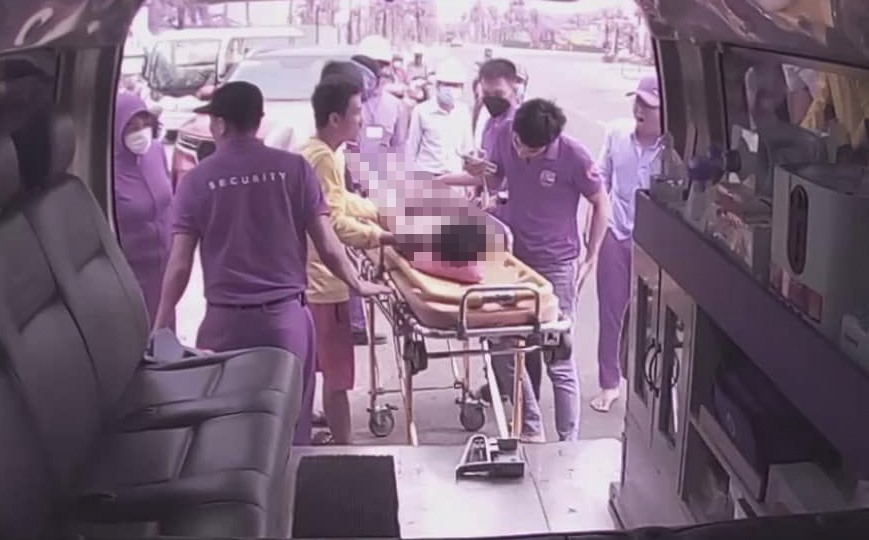 Nạn nhân được xe cứu thương 0Đ Bình Thuận đưa đi cấp cứu nhưng đã tử vong. Ảnh: DT
