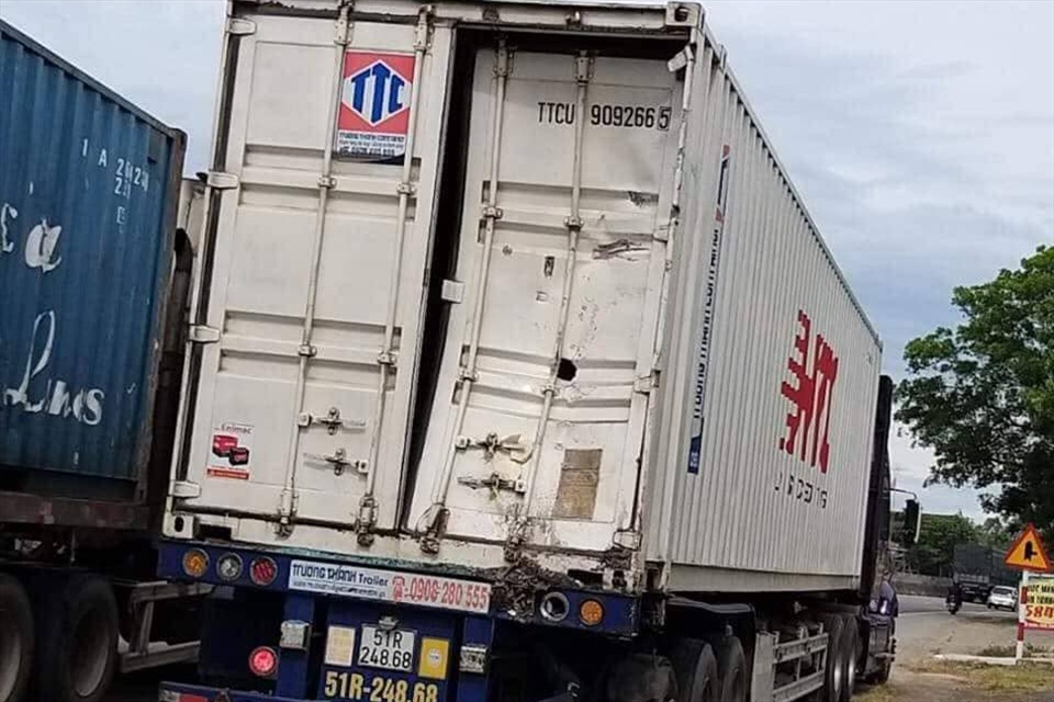Xe container cũng bị móp thùng. Ảnh: CTV.