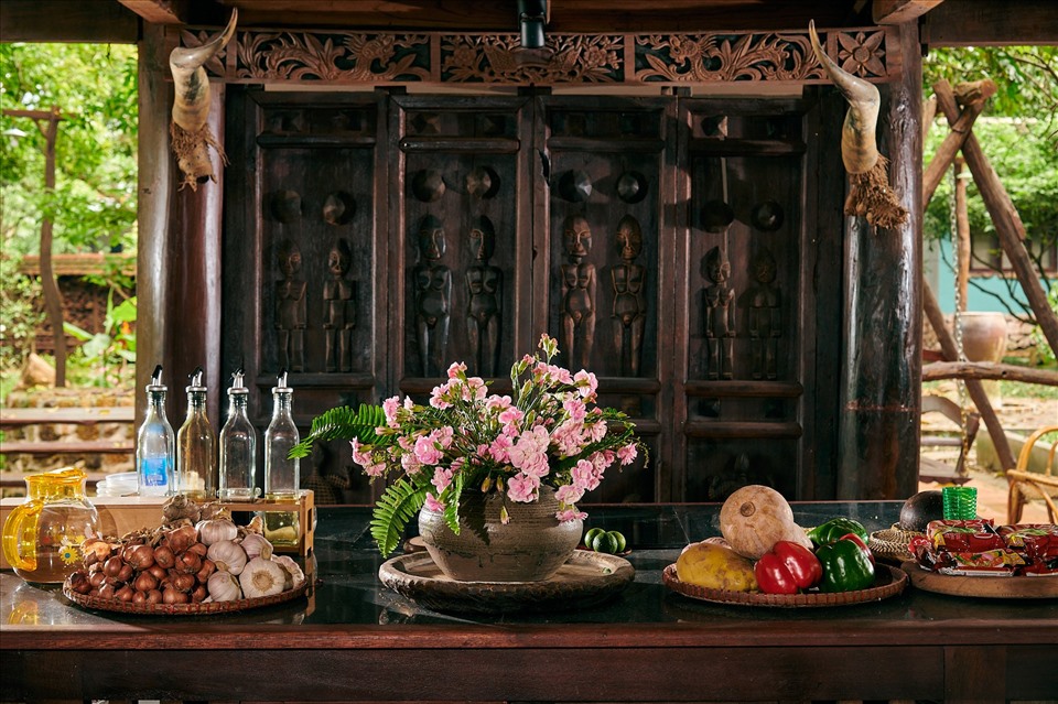Tầng trệt nhà sàn gồm bếp và không gian sinh hoạt, giải trí chung. Mẹ anh Việt Anh là một người yêu hoa, cũng là một cao thủ cắm hoa (do bà là giáo viên dạy bộ môn này ở trường THCS) nên căn bếp chung sẽ luôn luôn nghệ thuật và đáng yêu như thế này.