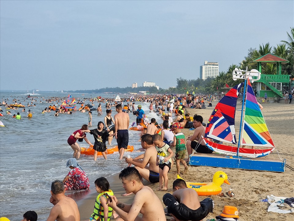 Chiều 1.7, hàng ngàn người lần lượt kéo về bãi biển Cửa Lò (thị xã Cửa Lò, Nghệ An) để trải nghiệm không gian biển tuyệt vời của xứ Nghệ.