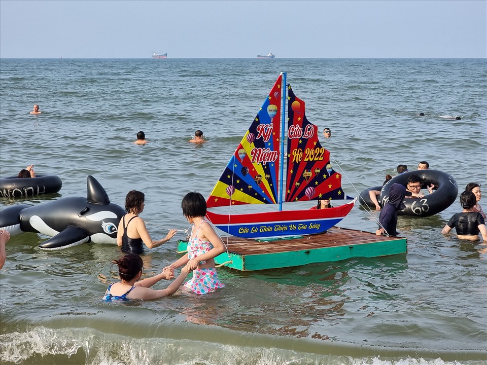 Ông Hoàng Văn Phúc - Phó Chủ tịch UBND thị xã Cửa Lò cho biết, năm nay thị xã Cửa Lò tổ chức khai trương mùa du lịch sớm, tập trung mọi nguồn lực và nỗ lực để đáp ứng nhu cầu của du khách mọi miền. Năm 2022, Cửa Lò đặt mục tiêu đón 1,6 triệu lượt khách, trong đó có hơn nửa triệu lượt khách lưu trú, doanh thu từ dịch vụ du lịch đạt 1.522 tỷ đồng.