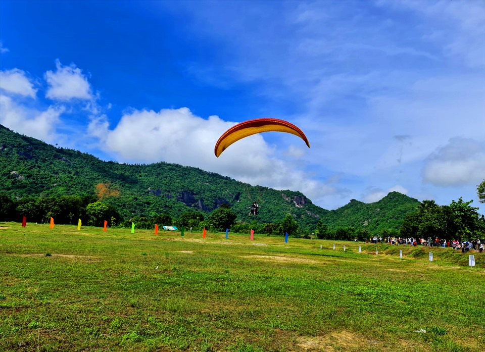 Dịp 29.2022, tại huyện Tri Tôn (An Giang) diễn ra sự kiện thể thao hàng không với  chủ đề “Bay giữa mùa lễ hội 2022“. Ảnh: LT