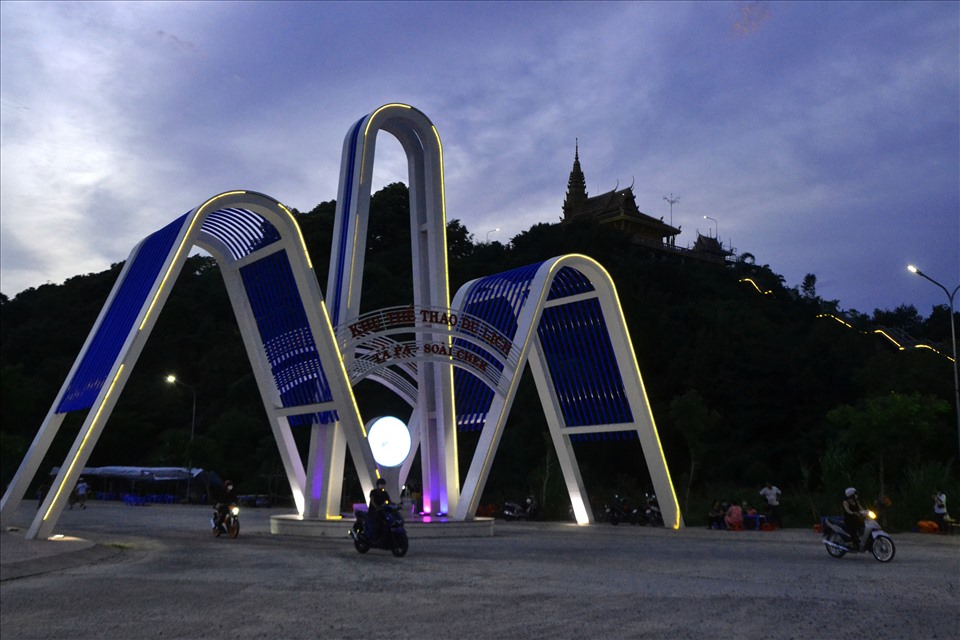 Sự kiện được tổ chức tại Khu Thể thao, Du lịch Tà Pạ - Soài Chek  (xã Núi Tô), nơi có sân đua bò nằm bên những thửa ruộng xếp theo hình bậc thang.  Ảnh: LT