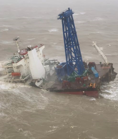 Tàu kỹ thuật bị gãy đôi trong bão Chaba khi đang có 30 người trên tàu. Ảnh: GFS