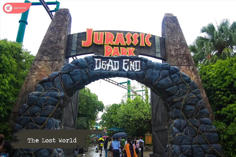 The Lost World chia thành hai khu vực: Jurassic Park và Waterworld.