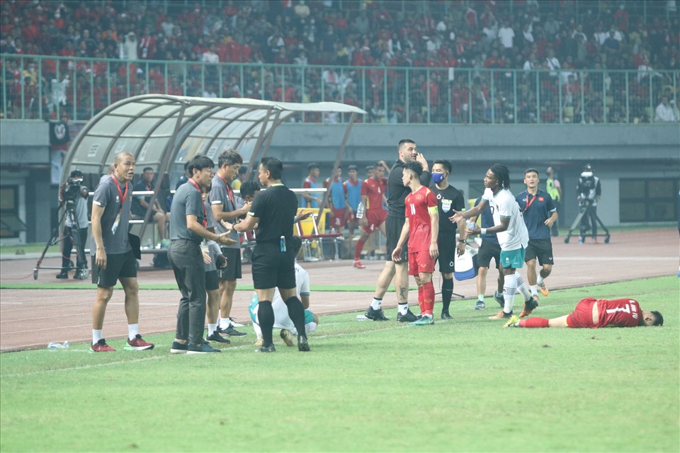 Tình huống cầu thủ U19 Việt Nam bị phạm lỗi nằm sân. Ảnh: H.A