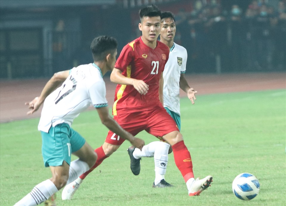 Các cầu thủ U19 Việt Nam đang thi đấu rất chặt chẽ, không cho đối thủ nhiều khoảng trống. Ảnh: VFF