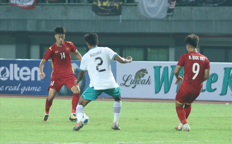 Văn Trường và Quốc Việt vẫn là những nhân tố chơi nổi bật của U19 Việt Nam. Ảnh: H.A