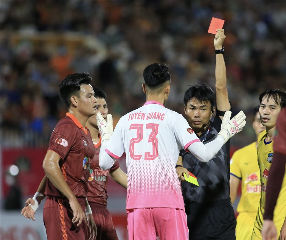 Thẻ đỏ của Dương Thanh Hào khiến Bình Định chơi thiếu người và chỉ có được 1 điểm trước Hoàng Anh Gia Lai. Ảnh: Hoài Thu