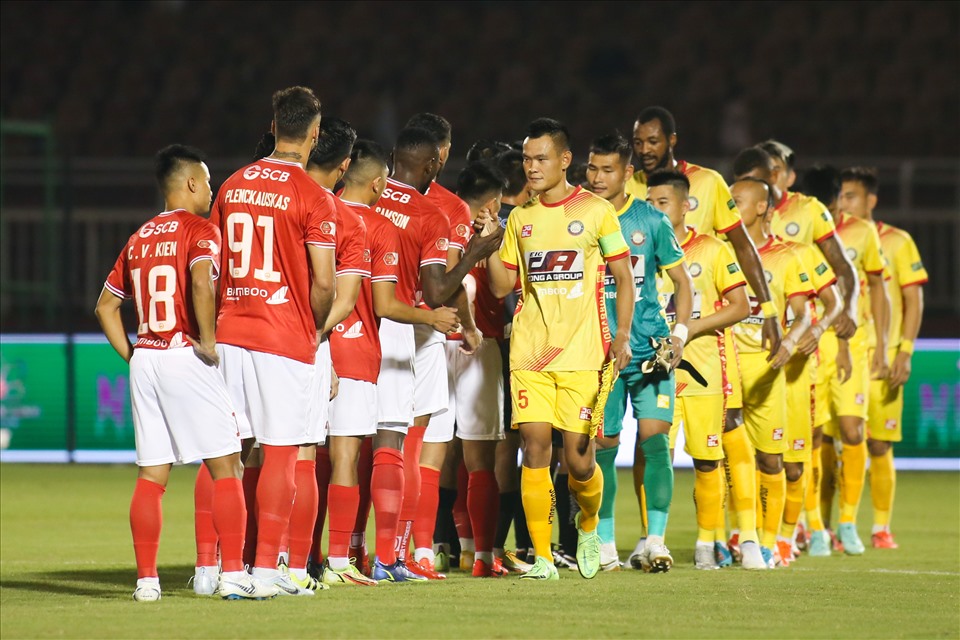 Sau 4 tháng tạm nghỉ, V.League 2022 chính thức trở lại bằng những trận đấu thuộc vòng 5. Trên sân Thống Nhất là màn so tài giữa đội chủ nhà TPHCM (áo đỏ) và câu lạc bộ Thanh Hoá.