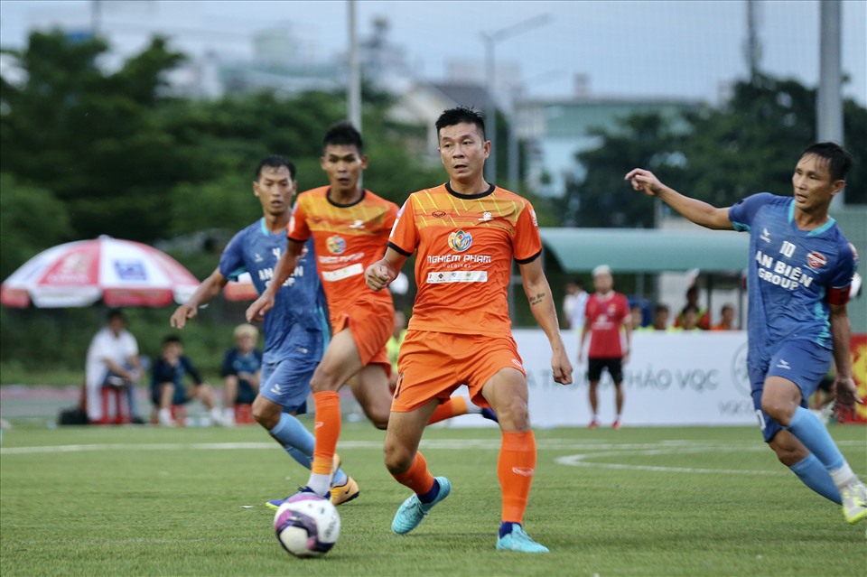 Nghiêm Phạm Holdings (áo cam) thi đấu dưới sức trước An Biên. Ảnh: Vietfootball