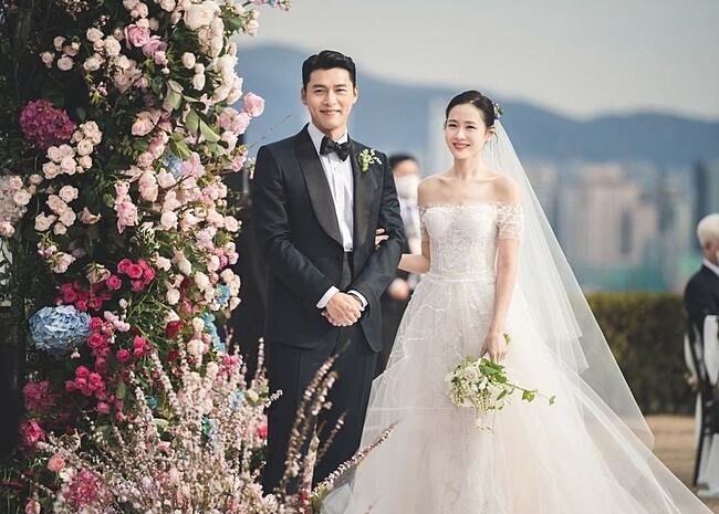 Hyun Bin - Son Ye Jin: Đôi vợ chồng đẹp nhất màn ảnh Hàn Quốc vừa tung ảnh quảng cáo mới nhất. Hyun Bin và Son Ye Jin cùng nhau khoe sắc trong bộ váy sang trọng và quý phái. Hãy cùng xem họ đẹp đến mức nào trong bức ảnh này nhé!