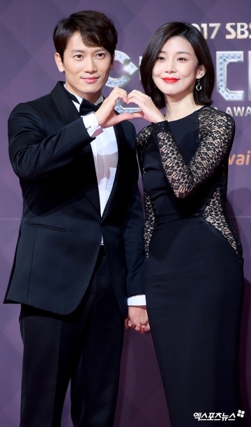 Hiện tại, Ji Sung và Lee Bo Young đang hạnh phúc với mái ấm riêng cùng 2 con nhỏ. Ảnh: