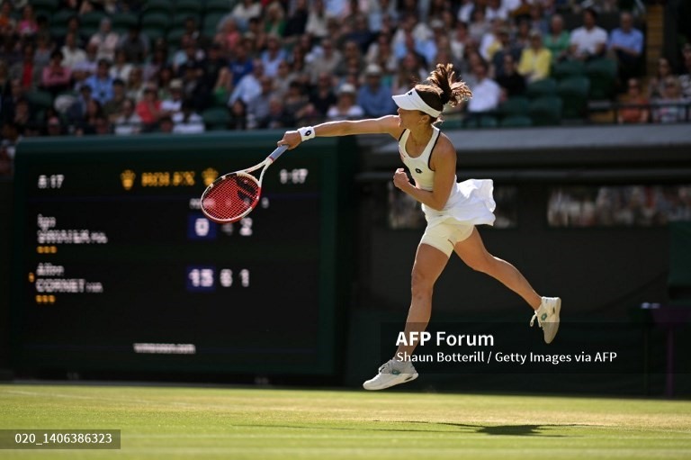Alize Cornet tận dụng tốt kinh nghiệm và sai lầm của đối thủ để tạo thêm bất ngờ ở Wimbledon. Ảnh: AFP
