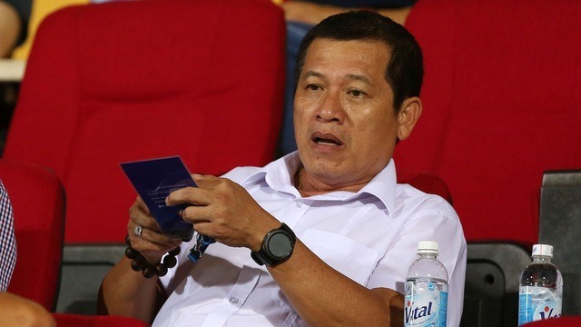 Trưởng ban trọng tài Dương Văn Hiền đề nghị làm rõ người phun nước bọt là cổ động viên hay quan chức đội bóng. Ảnh: H.L