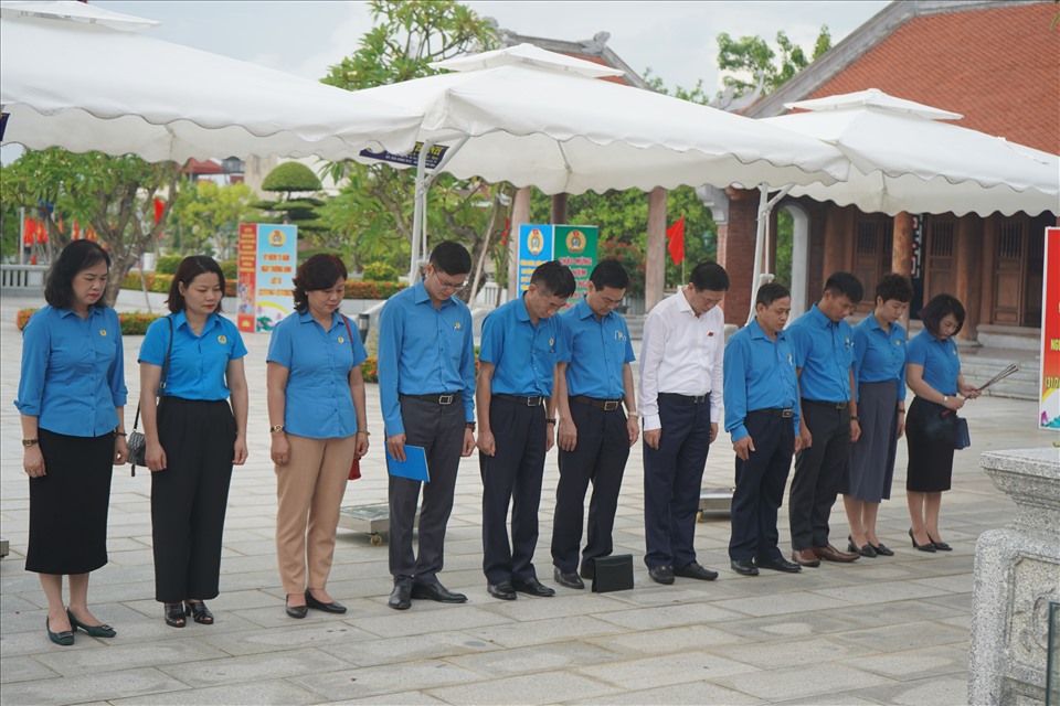 Đoàn công tác Tổng Liên đoàn Lao động Việt Nam dâng hương tại Nhà tưởng niệm đồng chí Nguyễn Đức Cảnh. Ảnh: Mai Dung