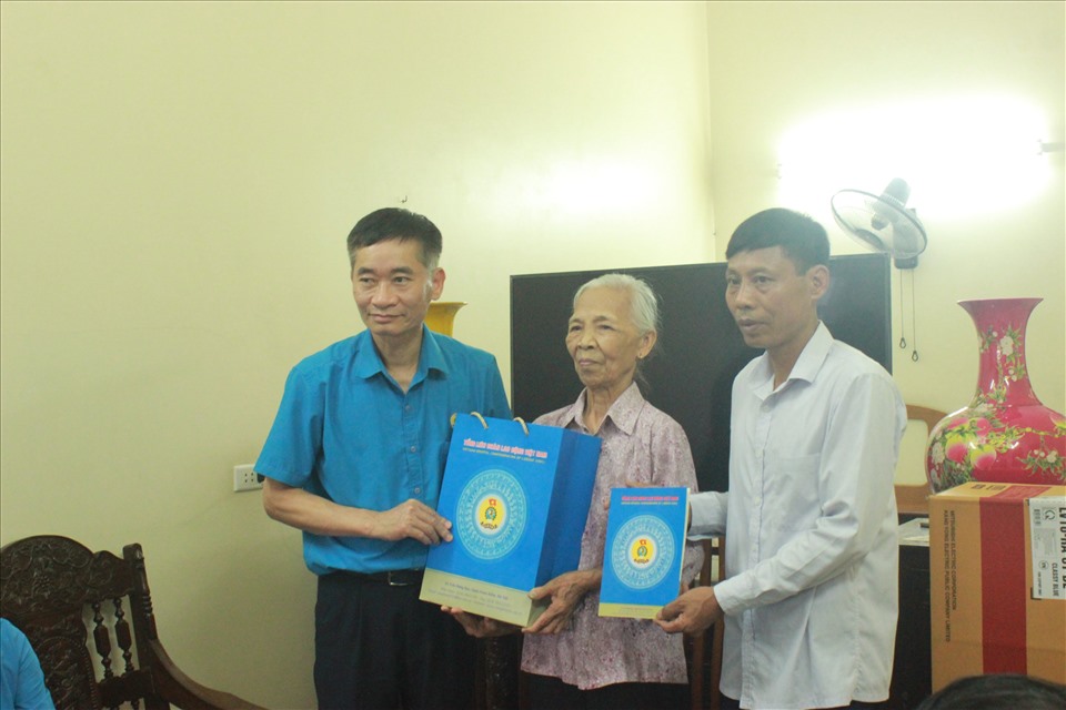 Đồng chí Trần Văn Thuật thăm hỏi, tặng quà gia đình liệt sĩ Vũ Duy Hinh (huyện An Dương). Ảnh: Vân Hà