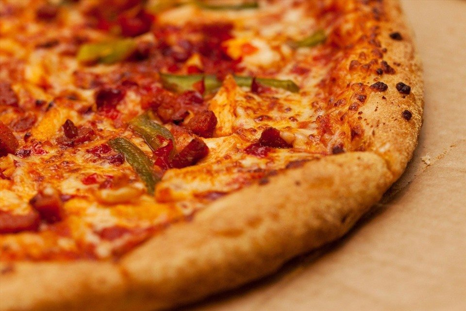 Bóng đá chuyên nghiệp yêu cầu một chế độ ăn khắt khe, và pizza không được khuyến khích. Ảnh: AFP.