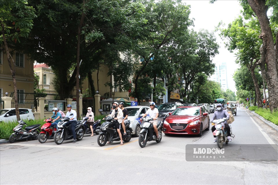 UBND thành phố chấp thuận đề xuất cho phép các phương tiện lưu thông hai chiều trên tuyến phố Quang Trung (đoạn từ nút giao Trần Nhân Tông đến ngã tư Tràng Thi). Thời gian bắt đầu thí điểm từ ngày 16.7 và thực hiện trong 3 tháng.
