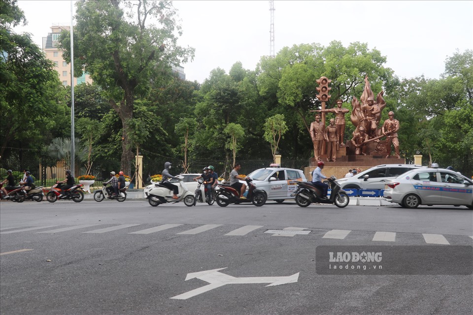 Theo ghi nhận thực tế, phố Quang Trung đã được điều chỉnh luồng giao thông với bùng binh, vạch kẻ đường và biển chỉ dẫn mới.