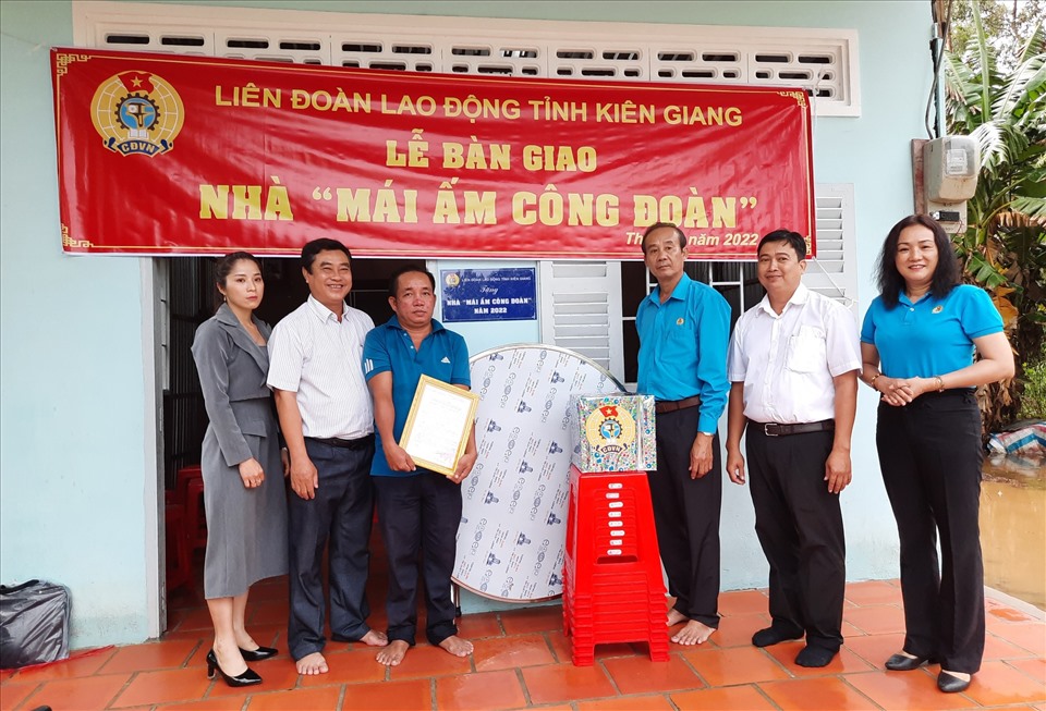 Đoàn viên khó khăn được công đoàn trao tay đầy ý nghĩa là hình ảnh đáng nhớ và cảm động. Gia nhập vào chương trình và hỗ trợ cho các ẩu đả viên sẽ khiến bạn cảm nhận được giá trị nhân văn cao cả.