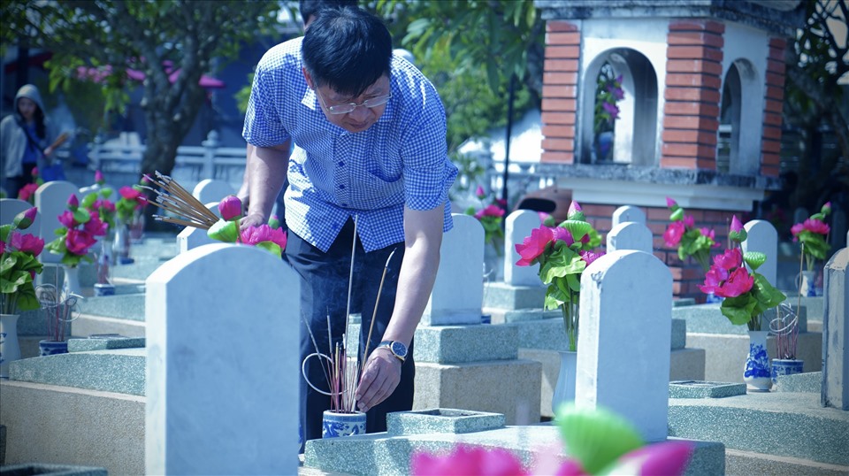 Đồng  chí Phan Văn Anh – Phó Chủ tịch Tổng LĐLĐ Việt Nam đã đến dâng hương tưởng niệm các Anh hùng Liệt sỹ. Ảnh: Minh Khuê