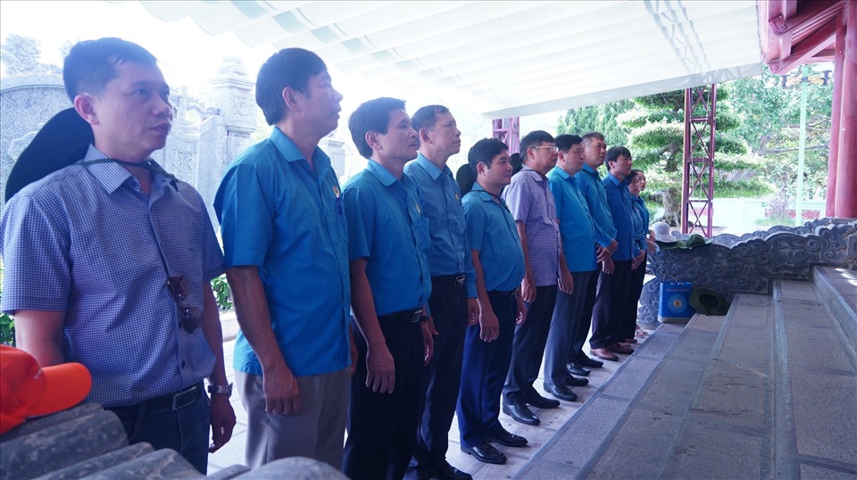 Đoàn công tác dâng hương trước ngôi mộ chung của 13 liệt sĩ thanh niên xung phong. Ảnh: Minh Khuê