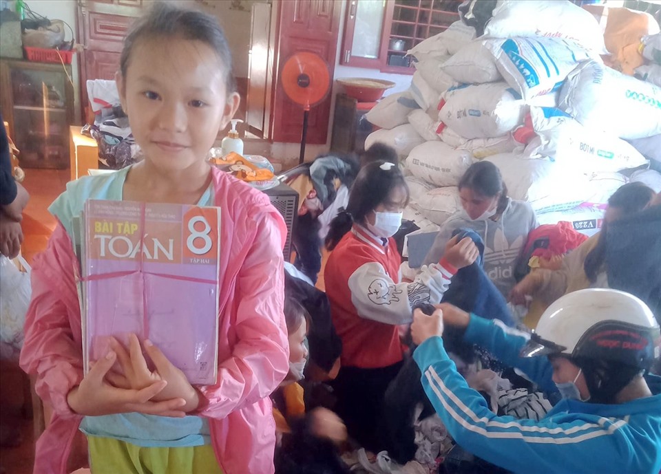 Một em nhỏ vui mừng khi tìm được một vài cuốn sách phù hợp ở Siêu thị 0 đồng của nhà chị Thúy để chuẩn bị cho năm học mới đang cận kề. Ảnh: N.T.