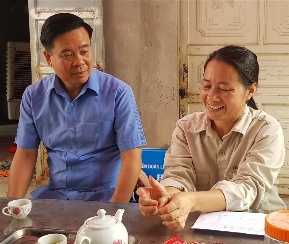 Chị Nguyễn Thị Dịu vui mừng khi nhận được tiền hỗ trợ từ LĐLĐ tỉnh Ninh Bình. Ảnh: NT