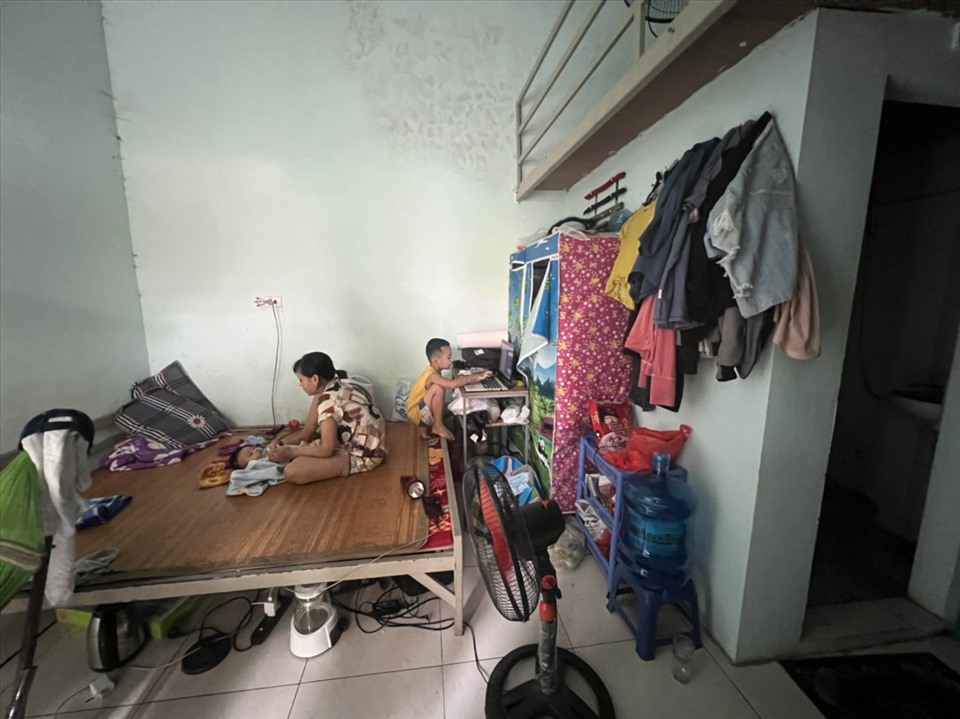 Còn đây là căn phòng của chị La Thị Lường. Cả 2 vợ chồng đều là công nhân ở Khu công nghiệp Thăng Long, chị đang nghỉ chế độ thai sản và sẽ đi làm sau hơn 1 tháng nữa. Nơi chị thuê có phần thuê có giá 1,2 triệu đồng/tháng.