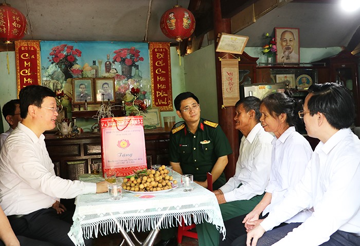 Chủ tịch UBND tỉnh và các đồng chí cùng đi trong đoàn đến thăm, trò chuyện thân mật với gia đình thương binh Nguyễn Bá Thị tại thôn 4, xã Đức Sơn. Ảnh: MK
