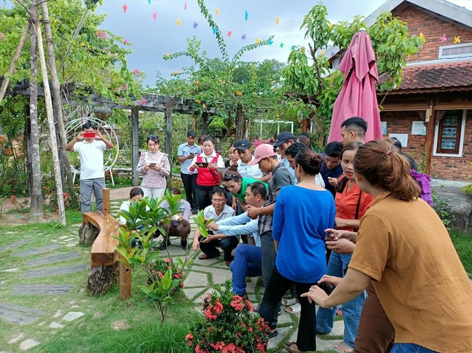 Học viên thực hành kỹ năng quay phim, chụp ảnh bằng điện thoại di động.