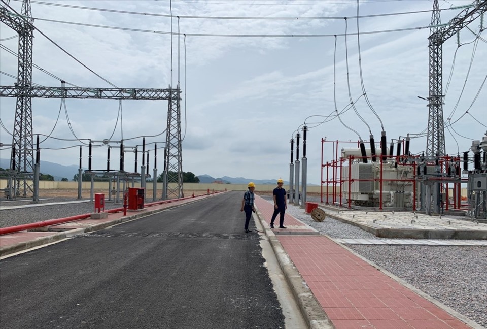 Kéo điện lưới về Khu công nghiệp Sông Khoai, thị xã Quảng Yên, tỉnh Quảng Ninh để phục vụ doanh nghiệp. Ảnh: Nguyễn Hùng