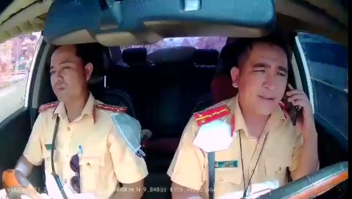 Hình ảnh 2 chiến sĩ CSGT tỉnh Hậu Giang vừa lái xe vừa nghe điện thoại trước đó.