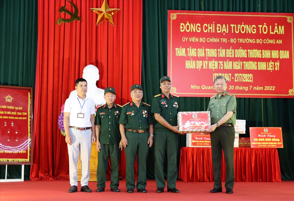 Đại tướng Tô Lâm tặng quà các thương, bệnh binh tại Trung tâm