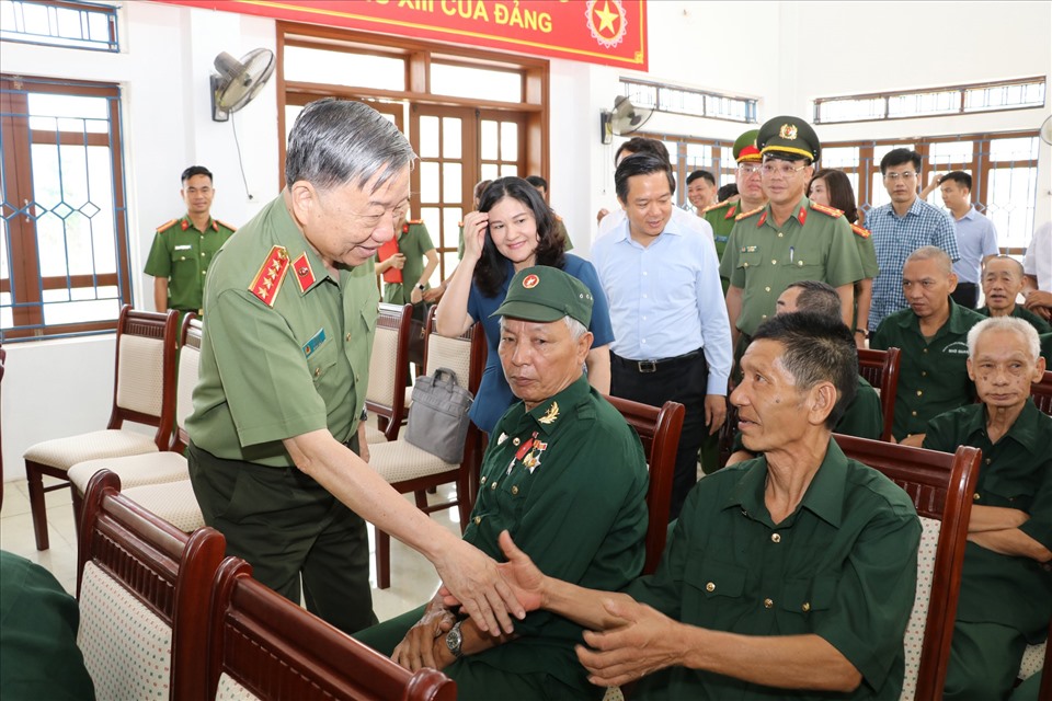 Đại tướng Tô Lâm thăm hỏi, động viên các thương, bệnh binh tại Trung tâm điều dưỡng thương binh Nho Quan. Ảnh: NT